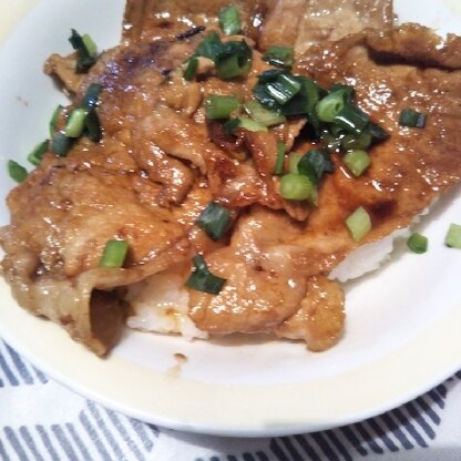 豚薄切り肉は生姜焼きのイメージでしたが、豚丼！簡単で美味しかったです